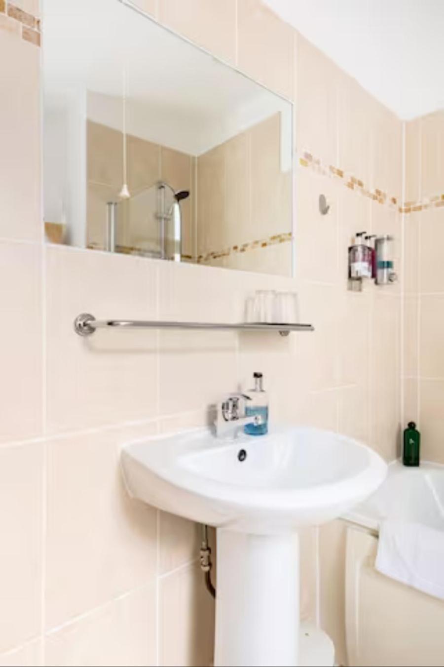 Room With Private Bath In Pontcanna カーディフ エクステリア 写真