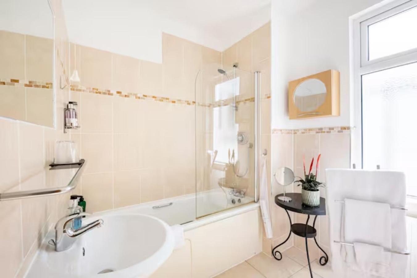 Room With Private Bath In Pontcanna カーディフ エクステリア 写真
